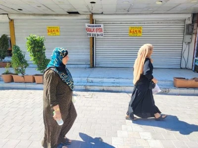 Suriyelilerin g&ouml;&ccedil;&uuml; s&uuml;r&uuml;yor, bazı sokaklar sessizliğe b&uuml;r&uuml;nd&uuml;