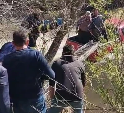 S&uuml;r&uuml;c&uuml; aracıyla dereye u&ccedil;tu
