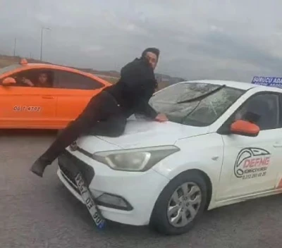 S&uuml;r&uuml;c&uuml; kursu eğitmeni tartıştığı kişiyi kaput &uuml;zerinde 20 kilometre s&uuml;r&uuml;kledi