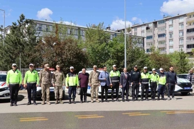 S&uuml;r&uuml;c&uuml;lere &ccedil;ikolata ve kolonya ikramlı trafik denetimi
