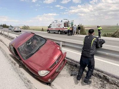  S&uuml;r&uuml;c&uuml;n&uuml;n &ouml;ld&uuml;ğ&uuml; kazayı arkadan gelen otomobilin kamerası saniye saniye kaydetti