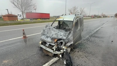 S&uuml;r&uuml;c&uuml;s&uuml;n&uuml;n direksiyonda rahatsızlandığı ara&ccedil;, cip ile bariyerlere &ccedil;arpıp alev aldı