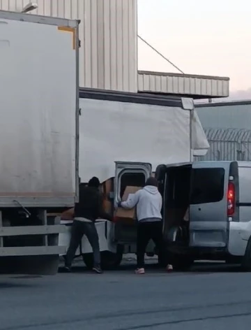 S&uuml;r&uuml;c&uuml;s&uuml;n&uuml;n i&ccedil;inde uyuduğu aracı soydular
