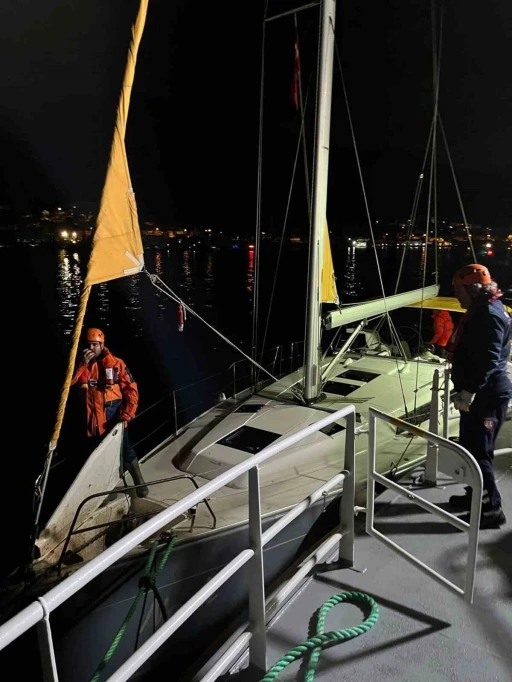 S&uuml;r&uuml;klenen 15 metrelik yelkenli tekne kurtarıldı
