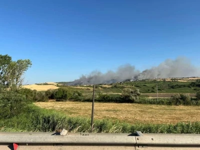 Susurluk&rsquo;ta arazi yangını: S&ouml;nd&uuml;rme &ccedil;alışmaları s&uuml;r&uuml;yor