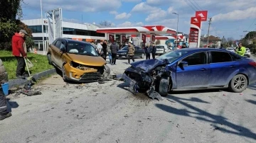SUV tarzı ara&ccedil; ile otomobil kafa kafaya &ccedil;arpıştı: 2 yaralı
