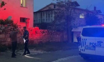 Tabancayla evine ateş a&ccedil;tı, kadın ve &ccedil;ocukları KADES &ccedil;ağrısı ile polis kurtardı