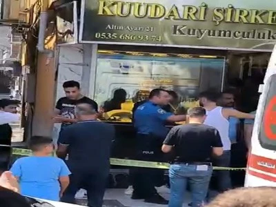 Tabancayla kuyumcuyu vurup, 1 kilo altın &ccedil;aldılar