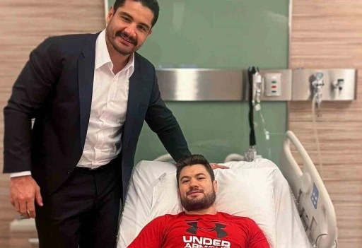 Taha Akg&uuml;l, ameliyat olan milli g&uuml;reş&ccedil;i Ali Cengiz&rsquo;i ziyaret etti