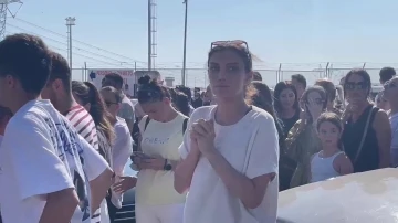 Tahliye kararı sonrası Dilan Polat&rsquo;ın yakınları cezaevi &ouml;n&uuml;ne geldi