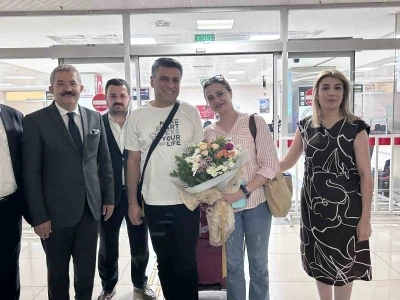 Tahran&rsquo;dan Van&rsquo;a direkt u&ccedil;uşlar başladı: İlk turist kafilesi &ccedil;i&ccedil;eklerle karşılandı