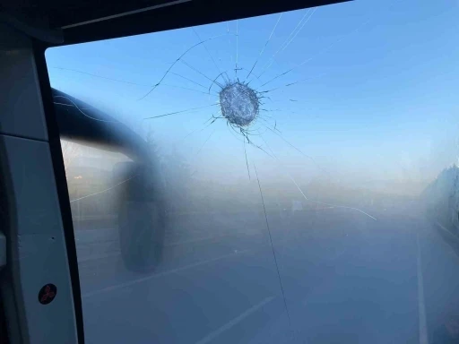 Takım otob&uuml;s&uuml;ne taşlı saldırıda sportif direkt&ouml;r yaralandı
