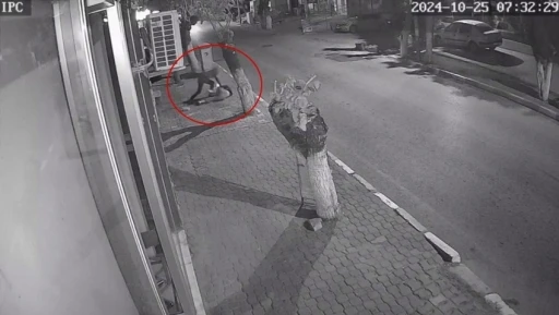 Takıntılı komşu gen&ccedil; kızı sokak ortasında boynundan bı&ccedil;aklayıp darp etti
