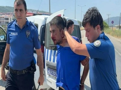 Takip sırasında 4 polis otosuna &ccedil;arpan s&uuml;r&uuml;c&uuml; 