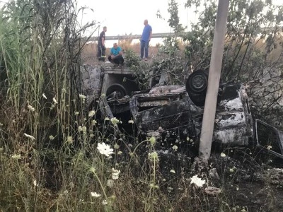 Takla atan ara&ccedil; direğe &ccedil;arptı; camdan fırlayan s&uuml;r&uuml;c&uuml; &ouml;ld&uuml;