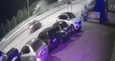 Takla atan otomobil karşı y&ouml;ne devrildi; 3 yaralı