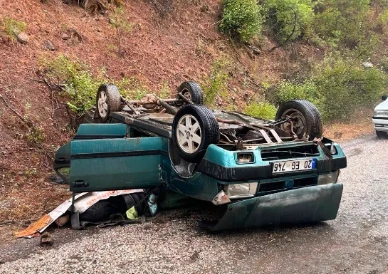 Takla atan otomobilde baba &ouml;ld&uuml;, kızı yaralandı