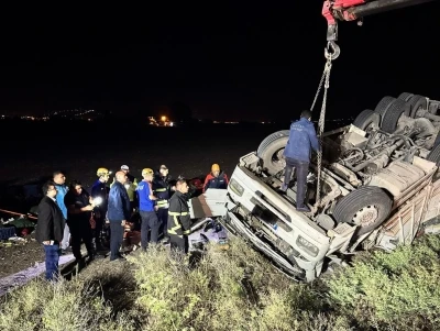 Takla atan tır ters d&ouml;nd&uuml;: 1 &ouml;l&uuml;, 1 yaralı
