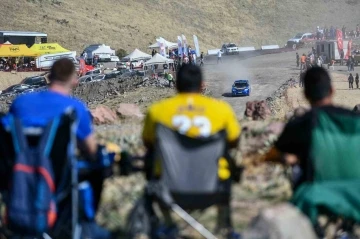 Takla atan yarış otomobili y&uuml;klendiği &ccedil;ekicinin &uuml;zerinden d&uuml;şt&uuml;
