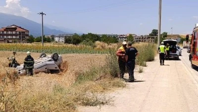 Taklalar atan otomobil buğday tarlasına u&ccedil;tu: 1 yaralı
