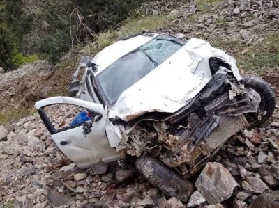 Taklalar atıp u&ccedil;uruma yuvarlanan otomobilden yaralı kurtuldu