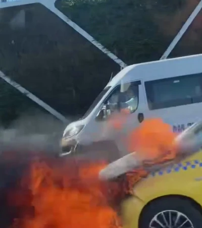 Taksi alev alev yandı