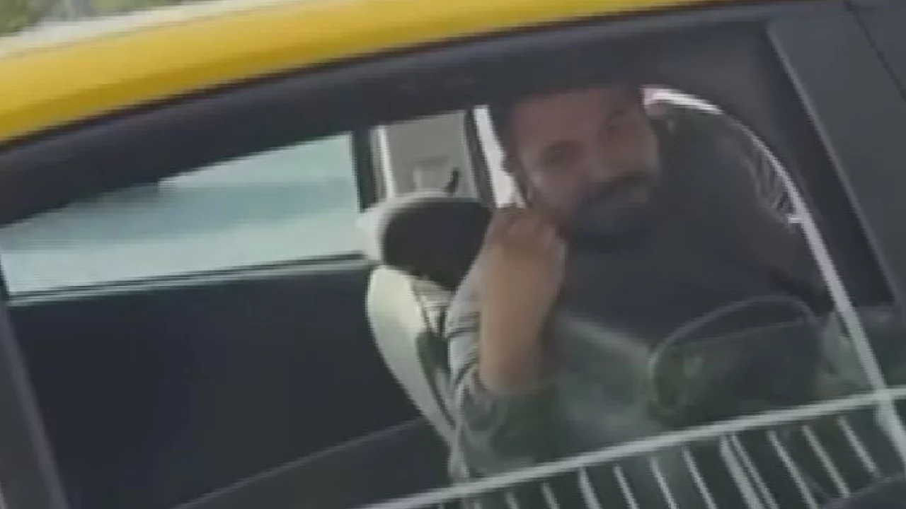 Taksici ve yolcu arasında yardım tartışması