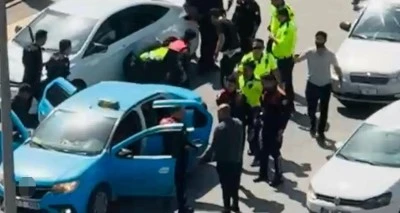 Taksiciyi rehin alıp, polisle &ccedil;atışan şahıs yakalandı