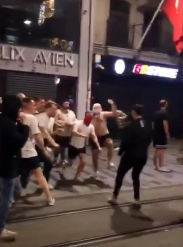 Taksim&rsquo;de Bayern M&uuml;nih taraftarı taşkınlık &ccedil;ıkarttı: 5 yaralı
