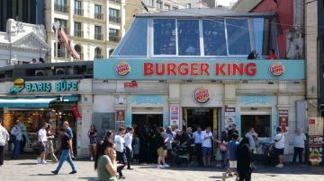 Taksim&rsquo;de Burger King &ccedil;alışanlarından c&uuml;zdanını unutan m&uuml;şteriye meydan dayağı
