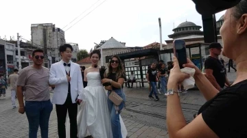 Taksim&rsquo;de d&uuml;ğ&uuml;n fotoğrafı &ccedil;ektiren &Ccedil;inli &ccedil;ift ilgi odağı oldu
