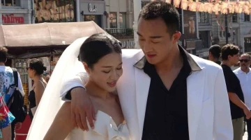 Taksim&rsquo;de d&uuml;ğ&uuml;n fotoğrafı &ccedil;ektiren &Ccedil;inli &ccedil;ift ilgi odağı oldu
