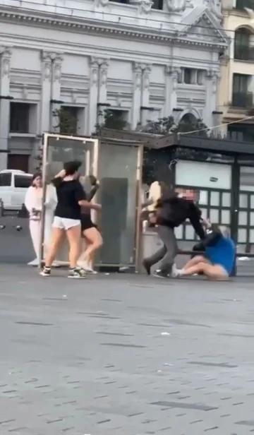 Taksim&rsquo;de meydan dayağı kamerada: Vatandaşlar film gibi izledi
