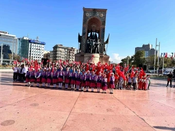 Taksim&rsquo;de yeni eğitim &ouml;ğretim yılı nedeniyle t&ouml;ren d&uuml;zenledi
