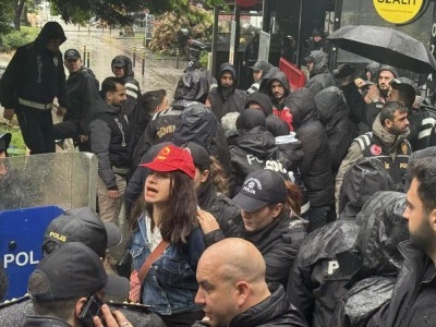 Taksim'e y&uuml;r&uuml;mek isteyen grup g&ouml;zaltına alındı