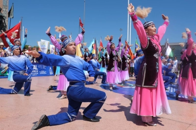 Taksim Meydanı d&uuml;nya renkleriyle bezendi