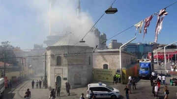 Taksim Meydanı&rsquo;nda korkutan yangın: Boyalar patladı, panik yaşandı
