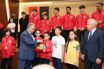 Talas Belediye Meclisi&rsquo;nde TEKNOFEST şampiyonları r&uuml;zgarı esti
