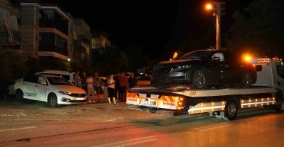 Tali yoldan &ccedil;ıkan otomobil 5 aracın karıştığı zincirleme kazaya neden oldu