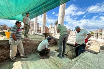 Tam bin 800 yıllık: İzmir&rsquo;de Romalı gladyat&ouml;r&uuml;n lahiti bulundu
