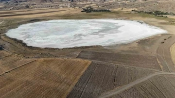 Tamamen kurudu, g&ouml;lden geriye tuz tabakası kaldı
