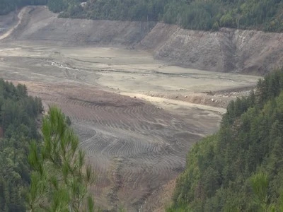 Tamamen kuruyan Nil&uuml;fer Barajı'nın g&ouml;r&uuml;nt&uuml;s&uuml;