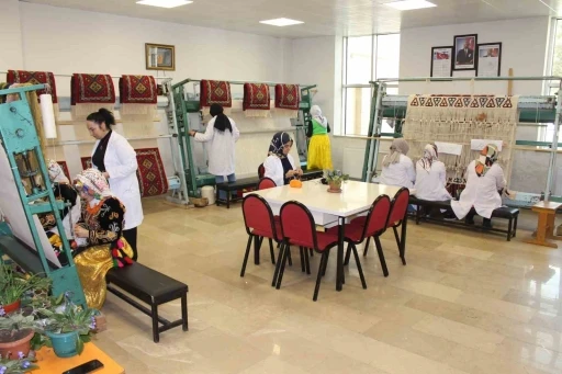 Tamamlanması en az 8 ay s&uuml;recek olan halıların yapımı başladı
