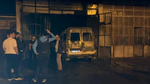 Tamir i&ccedil;in bırakılan minib&uuml;s, bir anda alev alev yanarak d&uuml;kkana girdi
