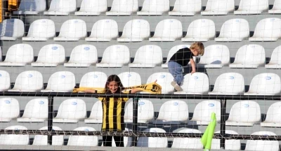 Taraftarın b&ouml;ylesi g&ouml;r&uuml;lmedi! Trib&uuml;nde tek başına!