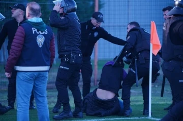 Taraftarlar kırdıkları koltukları sahaya fırlattı, polis biber gazıyla m&uuml;dahale etti
