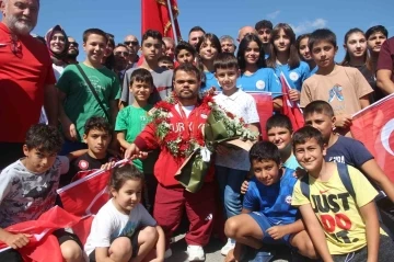 Tarihe ge&ccedil;en milli sporcu Abdullah Kayapınar halaylarla karşılandı
