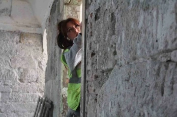 Tarihi camide 250 yıllık Osmanlı motifleri g&uuml;n y&uuml;z&uuml;ne &ccedil;ıkarıldı
