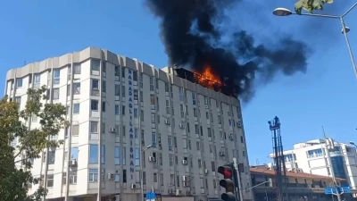 Tarihi &ccedil;arşının &ccedil;atısı alevlere teslim oldu