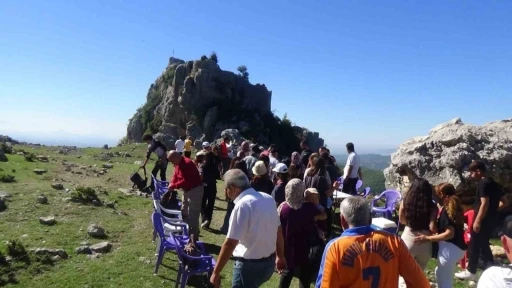 Tarihi &Ccedil;em kalesinde "Yaşar Kemal Sevgi y&uuml;r&uuml;y&uuml;ş&uuml;" d&uuml;zenlendi
